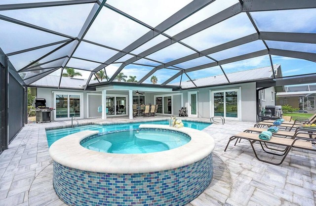 Cape Coral Beauty 4 BR/3BA - Boater's Paradise w/Sunset Dreams! (Boat Available)