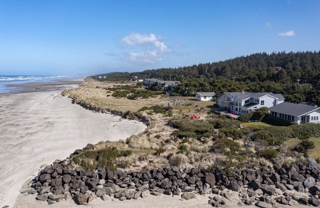 Captain Arnold, Sleeps 10, Beach Access, Oceanfront, BBQ, WiFi, Hot Tub