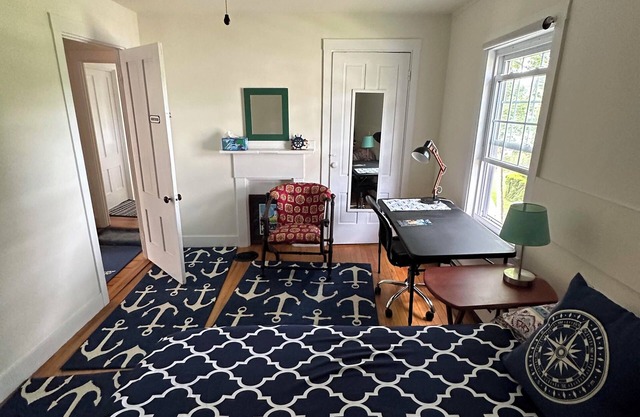 Captain's Guest Room w/private bath & house entrance. Walk to everything.