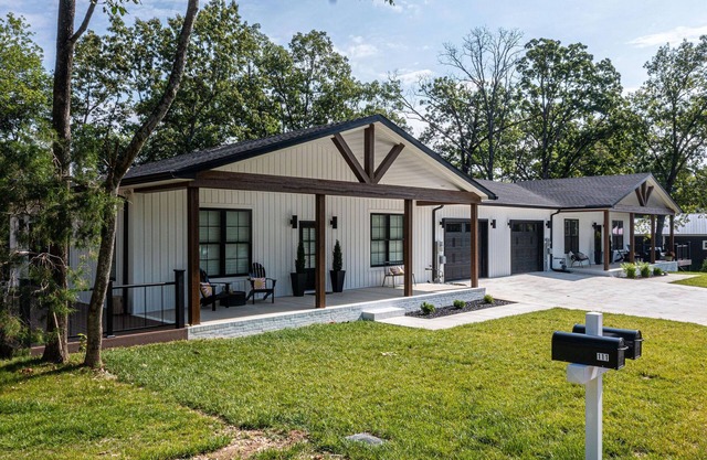 Captains Quarters- located within walking distance to local marina