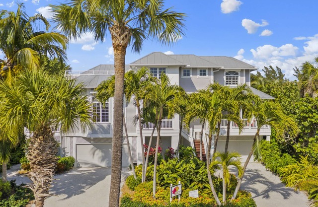 Captiva's Finest Multi-Generation Consistent 5-Star Vacation Home!
