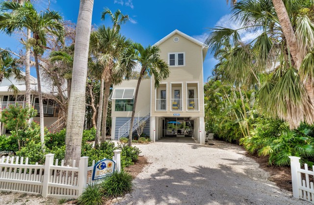 Captiva Sun & Moon Pool House - Beach Side of Village Center
