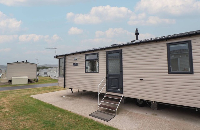 CARAVAN B8, pet friendly, country holiday cottage, with pool in Towyn
