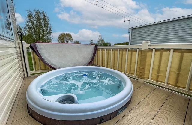 CaravanSleeps8-HotTub-FirePlace-Garden-Patio