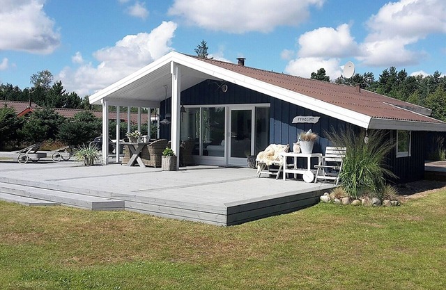 Carefully furnished holiday home on spacious grounds, good facilities