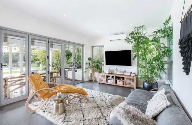 Caringbah South Family Home - 5 Beds + Pool & Pets