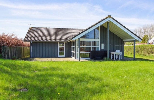 "Carit" - 80m from the sea by Interhome