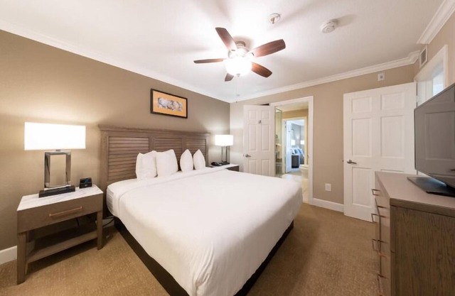 Carlsbad Sunset Retreat! Free Parking, Outdoor Swimming Pool!