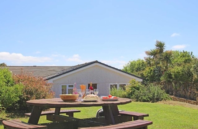 CARNE VUE, pet friendly, with a garden in Penzance