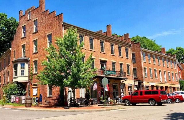 Caroline's Place in Historic Roscoe Village