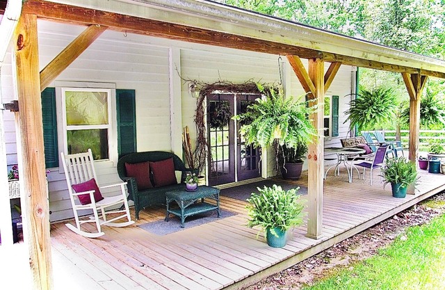 Carp's Cabin: 2 bedroom budget-friendly, modern farmhouse w/hot tub, NO WIFI