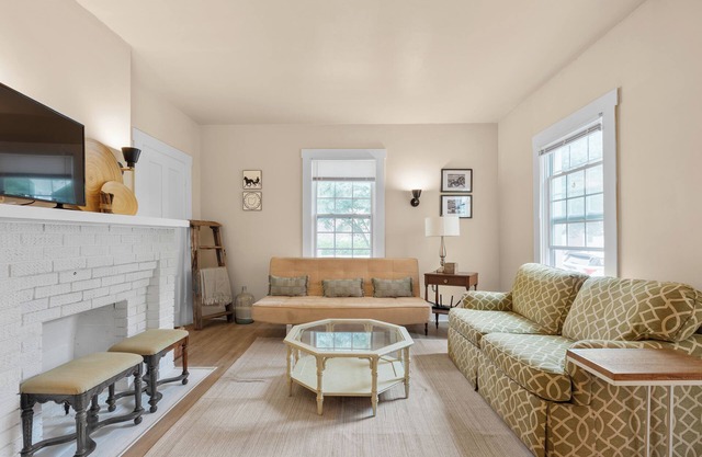 Carriage Cottage- in the Heart of Everything Delaware