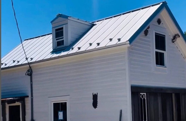 Carriage House with huge Lynchburg Heart