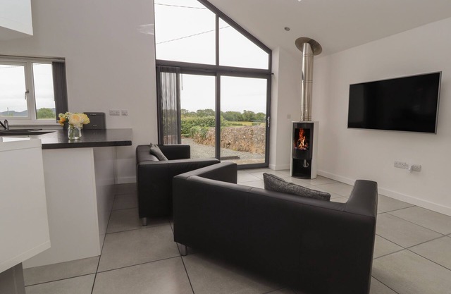 CARTREFLE FACH, luxury holiday cottage, with open fire in Pentraeth