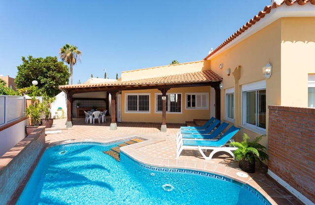 Casa Ajabo with heateable pool