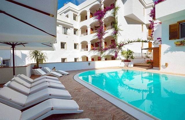 Casa Alloro E: A welcoming apartment located in the center of Minori and a few meters from the sea.