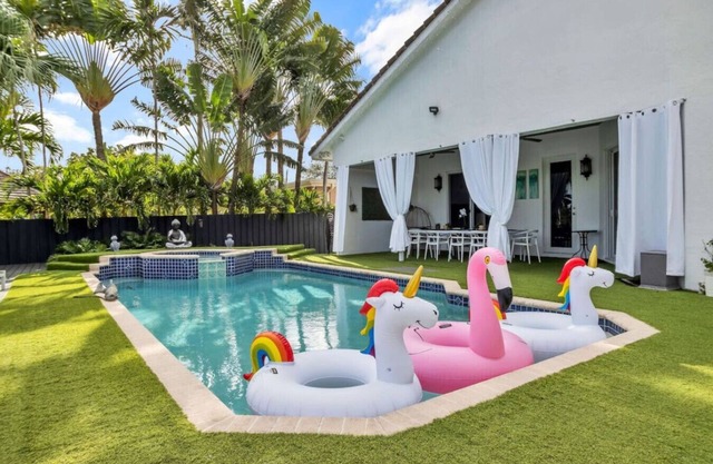 Casa Asaka Waterfront Pool Paradise