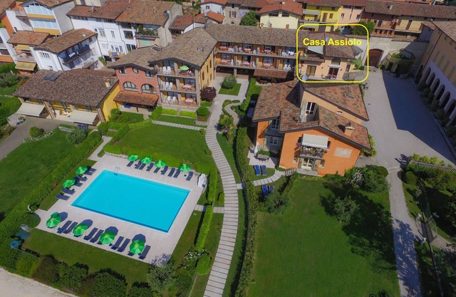Casa Assiolo with balcony, garden and lake view