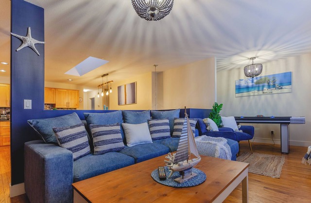 Casa Azul - 4BR Fully Equipped - Pandosy Village