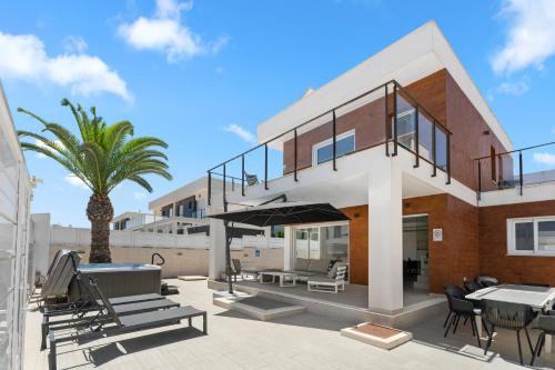 Casa Bos Flamingo Pool and Jacuzzi