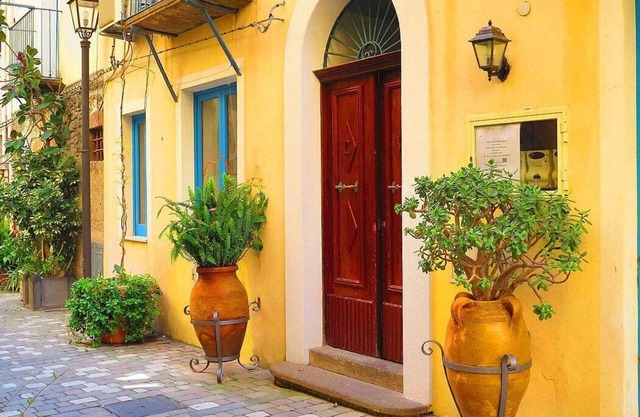 Casa Bruno A: A welcoming two-story apartment located in Lipari, in the fascinating archipelago of the Eolian Islands, with Free WI-FI.