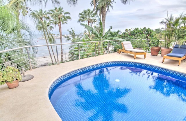 Casa Colibri - Private Beachfront Oasis