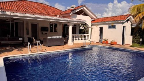 Casa con Air Hockey, Bolirana, Wi-Fi y Piscina