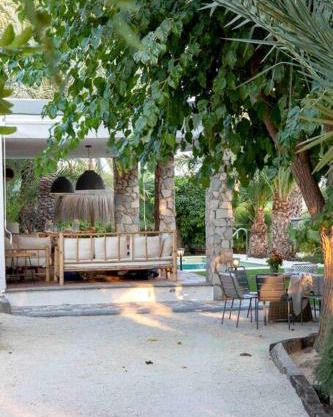 Casa con encanto en un jardín espectacular con piscina entre palmeras