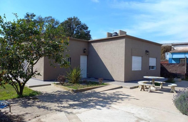 Casa con parque, parrilla y garage para vehículo.