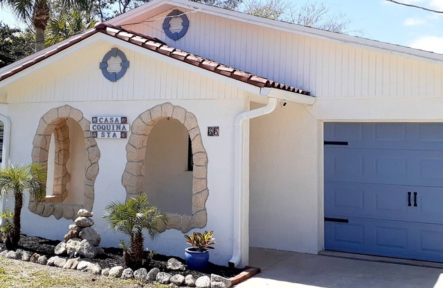 Casa Coquina ~ Walk to Downtown ~ CLEAN, QUIET, SPACIOUS, HUGE PRIVATE YARD