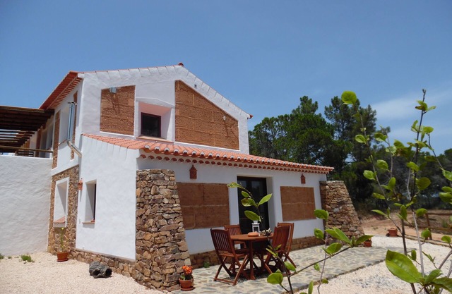 Casa da Pedra - Cosy Country House - private terrace, swimming pool, tenis table