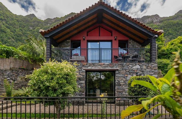 Casa de Campo Arco de São Jorge by An Island Apart