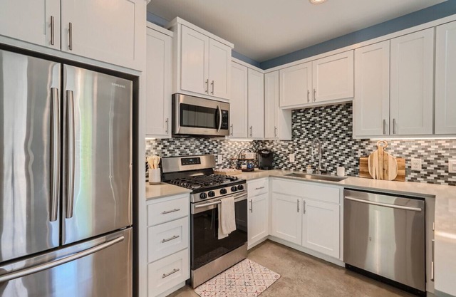 Casa de Ellie J | Newer Home, Private, great for short or longer stays, & Close to Downtown!