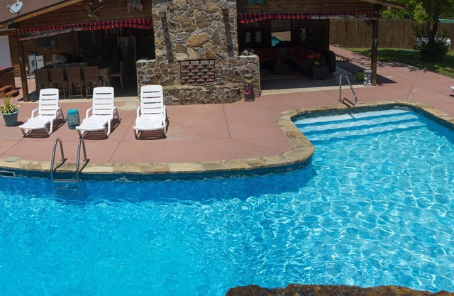 Casa DeBeers at Gamaliel Beautiful Log Home Resort style Pool, Lake Norfork