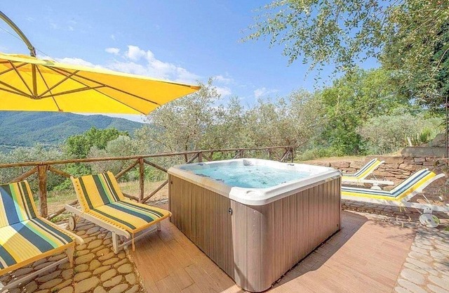 Casa del Cantore: A characteristic and welcoming two-story cottage surrounded by meadows and by green hills, in the border area between Umbria and Tuscany, with Free WI-FI.