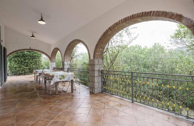 Casa di Eolo halfway from the beaches of Campo and Procchio