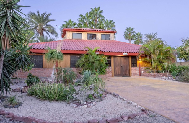 Casa Fiesta sleeps 12-walk to town, 3 min walk to beach. Pool