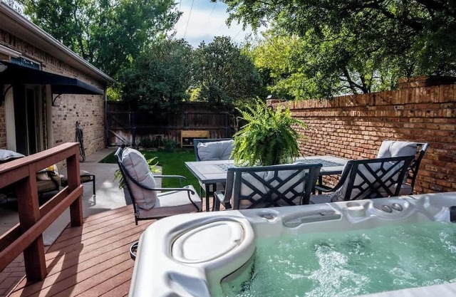 Casa Italia Retreat Patio Dining & Comfort for 10