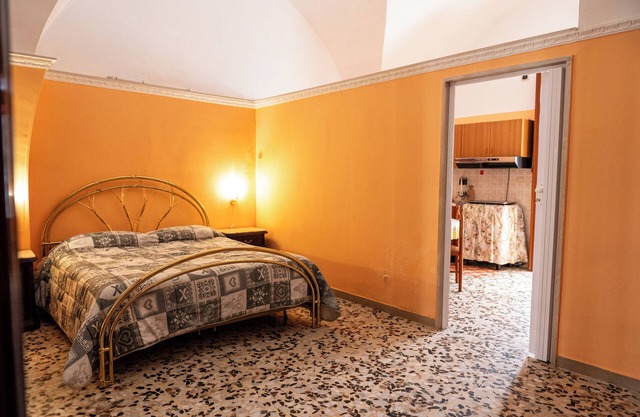 Casa Lucia – Two-room apartment with double bed, single bed, and baby cot