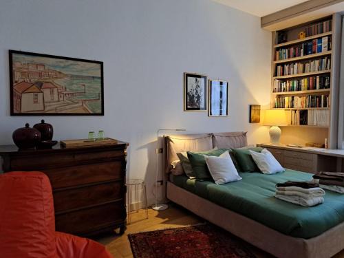 Casa Mari - free secure parking, breakfast, private bathroom, wifi, garden, aircon, 5 min walk to metro and train station