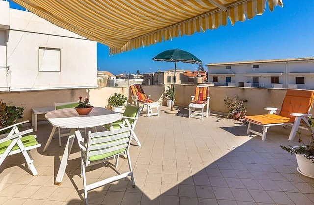 Casa Pistacchio B: A welcoming apartment situated at a few steps from a sandy beach, with Free WI-FI.