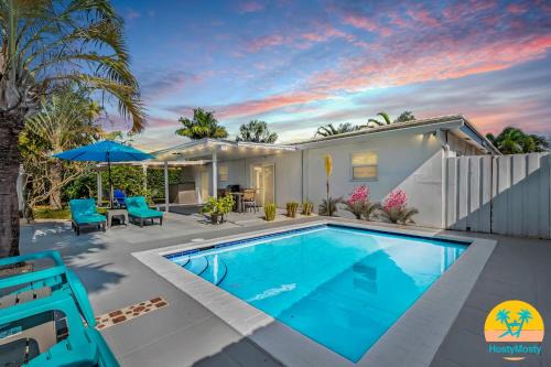 Casa Rosa 3 Bed 2 Bath with Pool & BBQ 5 Min to Beach