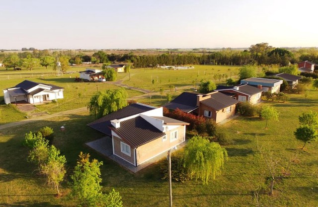 Casa rural cerca del arroyo y el río Paraná