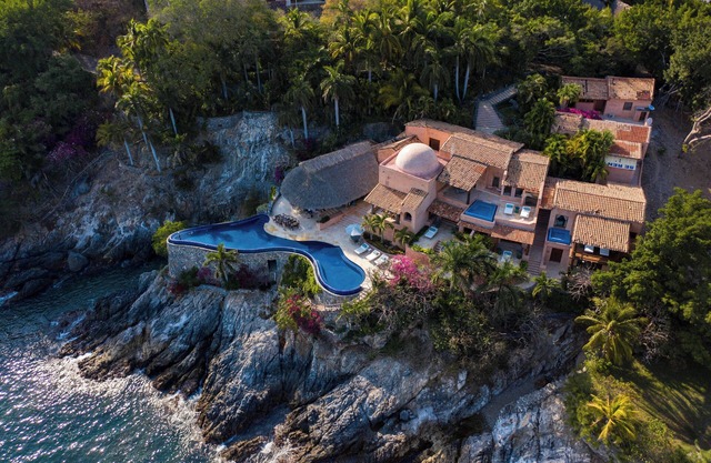 Casa Tomasina: Staffed Oceanfront Estate with Giant Infinity Pool + Views
