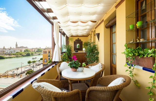 Casa Trianamirador. River and Cathedral views