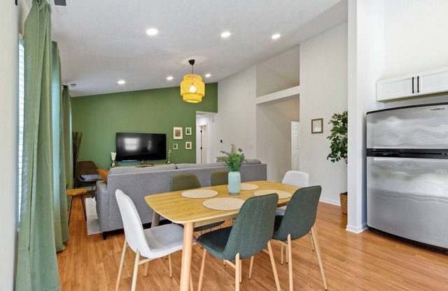 Casa Verde -Single-Story, Huge backyard, Baby crib
