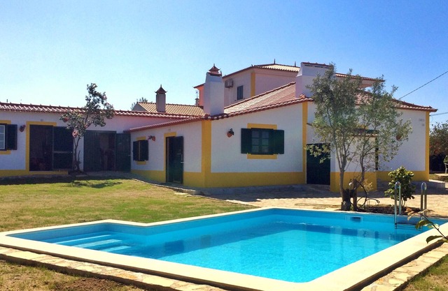 Casa Vermelha - Rustic Studio with Garden, BBQ and Pool 4 km from the beach!