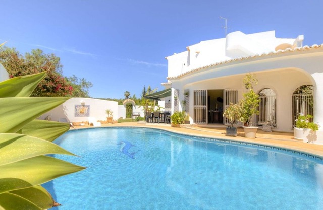 Casa Vilamoura is a lovely 5 bedroom villa with AC and private pool within easy.