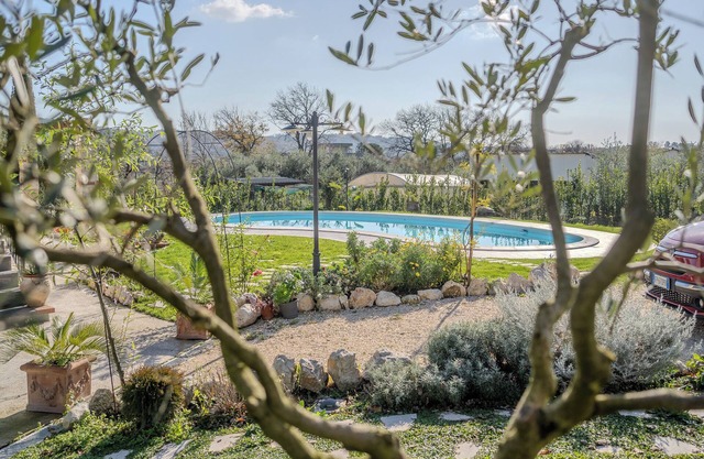 Casale nel Verde con Piscina e Vista