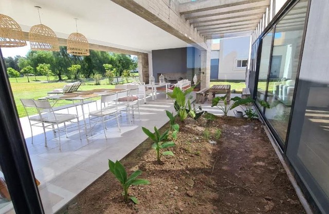 Casona muy luminosa y espaciada en Pilará, Pilar.